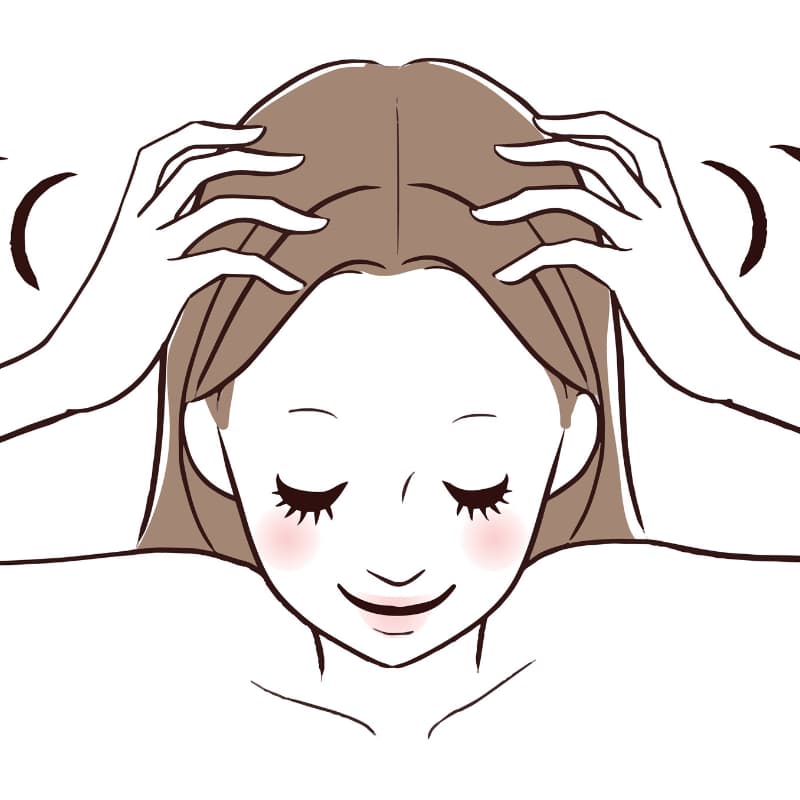 頭皮のマッサージをする女性