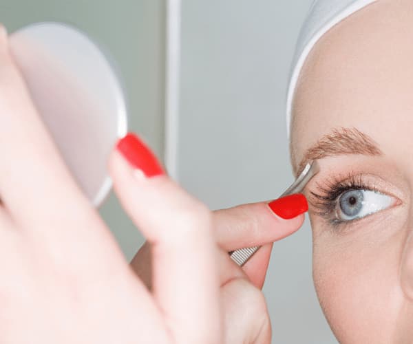眉毛を整える女性