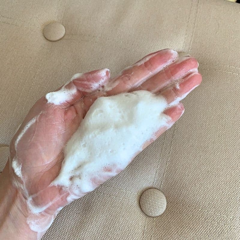 草花木果ライン洗顔ミルクを泡立てた状態。